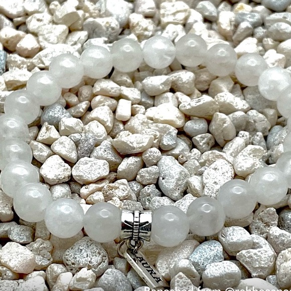 Aura White beaded Bracelet with Aura hang tag great for stacking - Picture 1 of 8